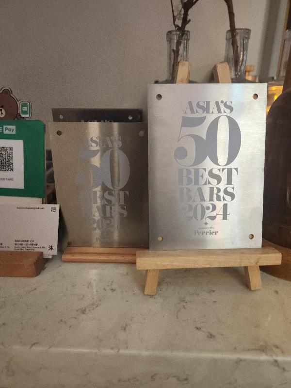 타이베이 카페와 칵테일 바 탐방기_Bar Mood Taipei _바 입구에 놓인 베스트 bar