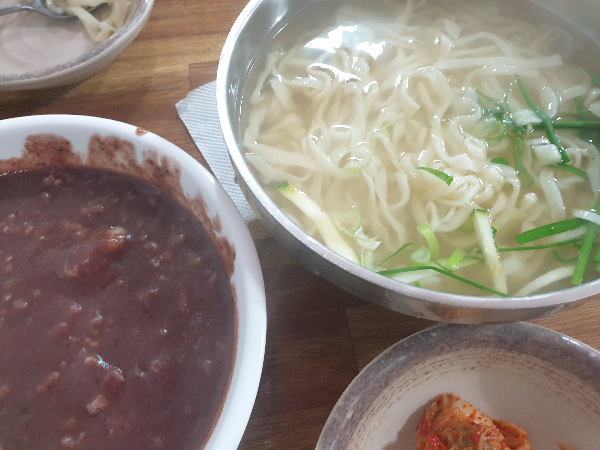 팥죽과 칼국수. 플라스틱 용기에 담겨 나온다.