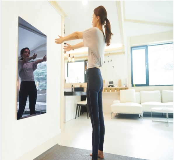 가벼운 스트레칭 하는 모습