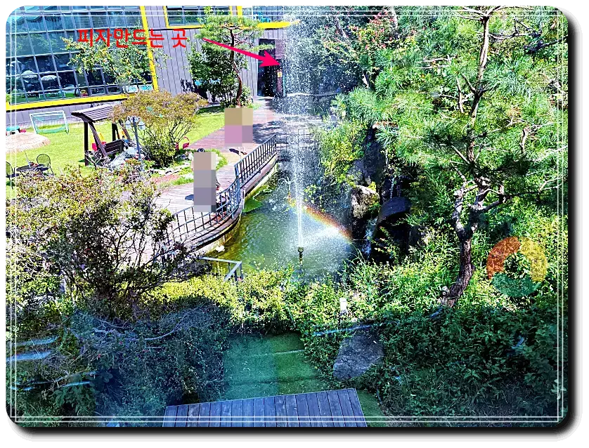 맘맘스_정원-작은연못-분수-무지개-전면유리건물-나무벤치그네