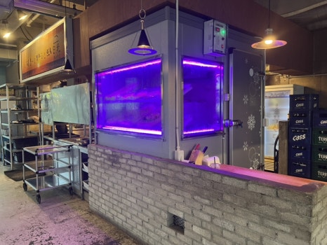 기장 삼겹살 맛집 부산댁의 숙성 냉장고, 신선하게 보관된 고기들이 정돈된 모습