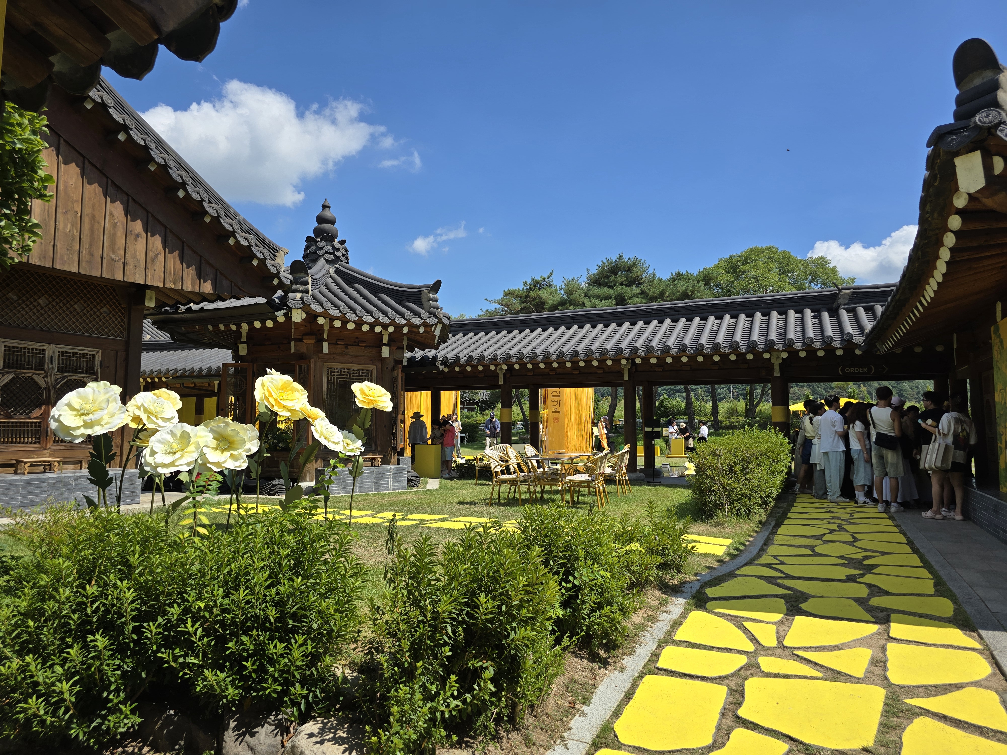 맥심가옥에서 즐기는 사람들 모습