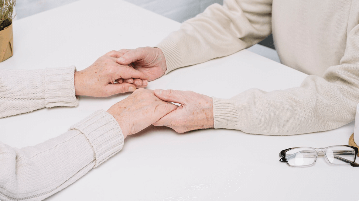 두 손을 꼭 잡고 면담하고 있는 모습