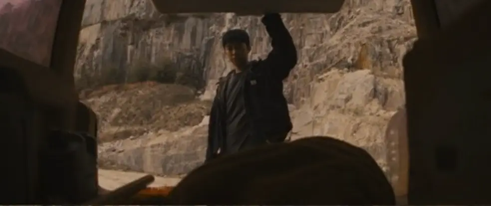 임영웅-갈색절벽을 배경으로 자동차 뒷트렁크를 열고있는 임영웅