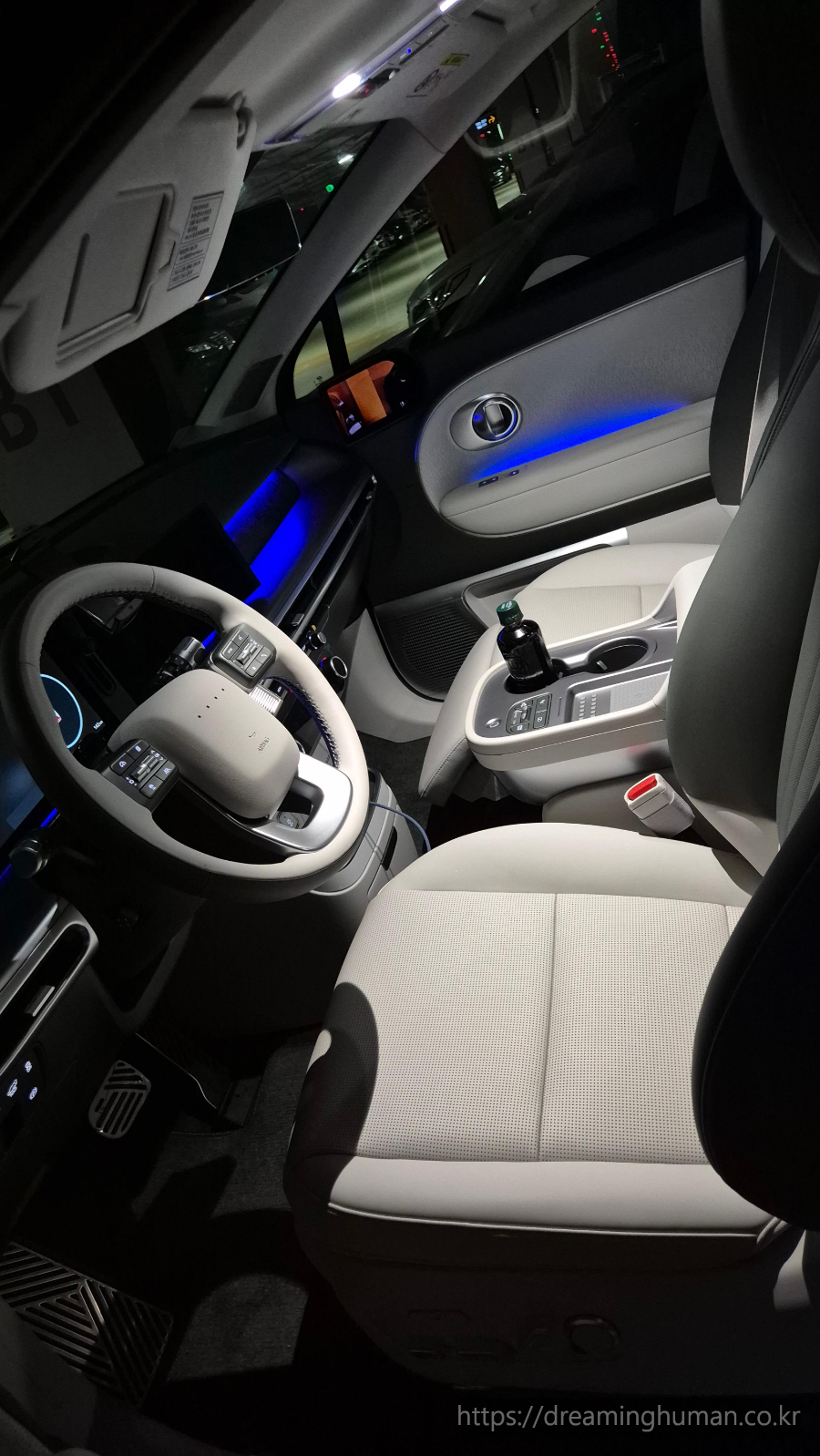 아이오닉9 1열 시트 다크 틸/라이트 그레이 투톤, Dark Teal and Light Grey Front Seats of Ioniq 9