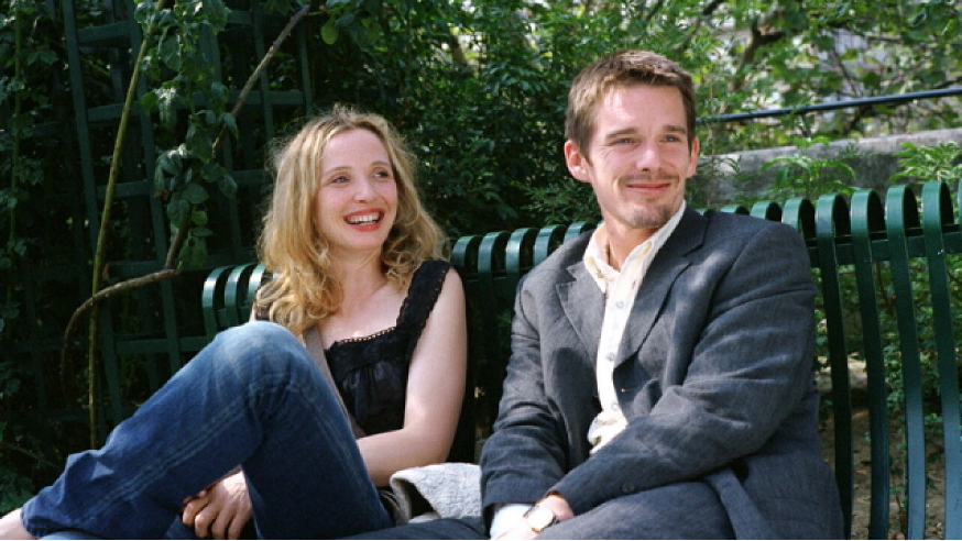 벤치에-앉아-있는-줄리-델피와-에단-호크