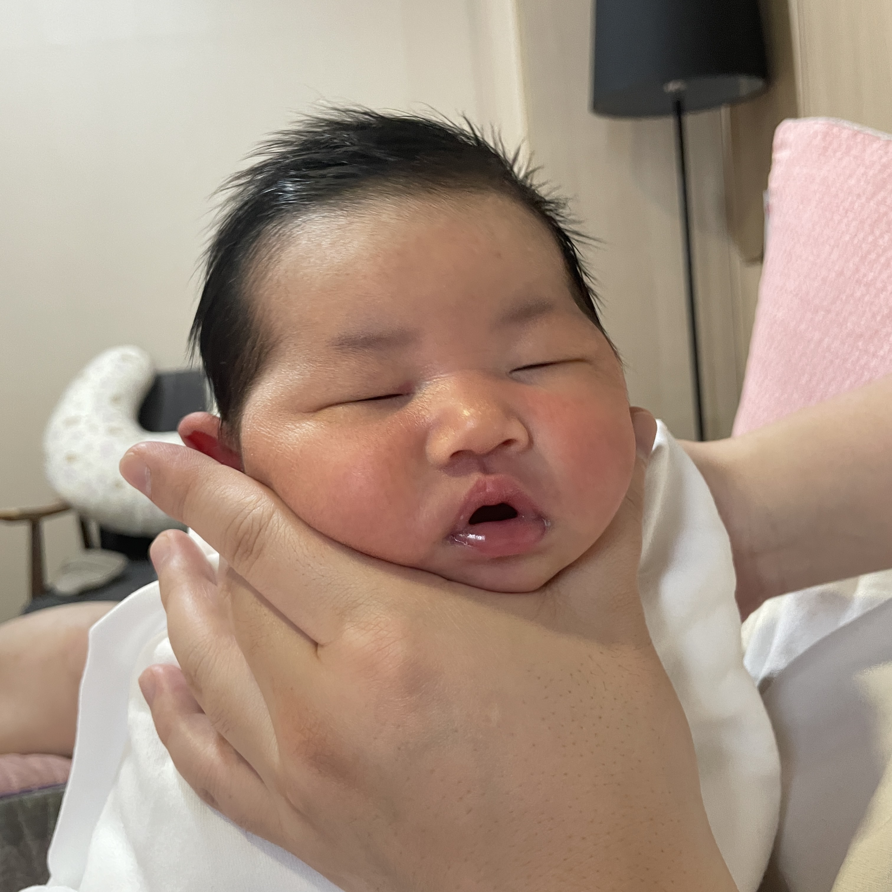 신생아 트림 요령 영아산통 마사지