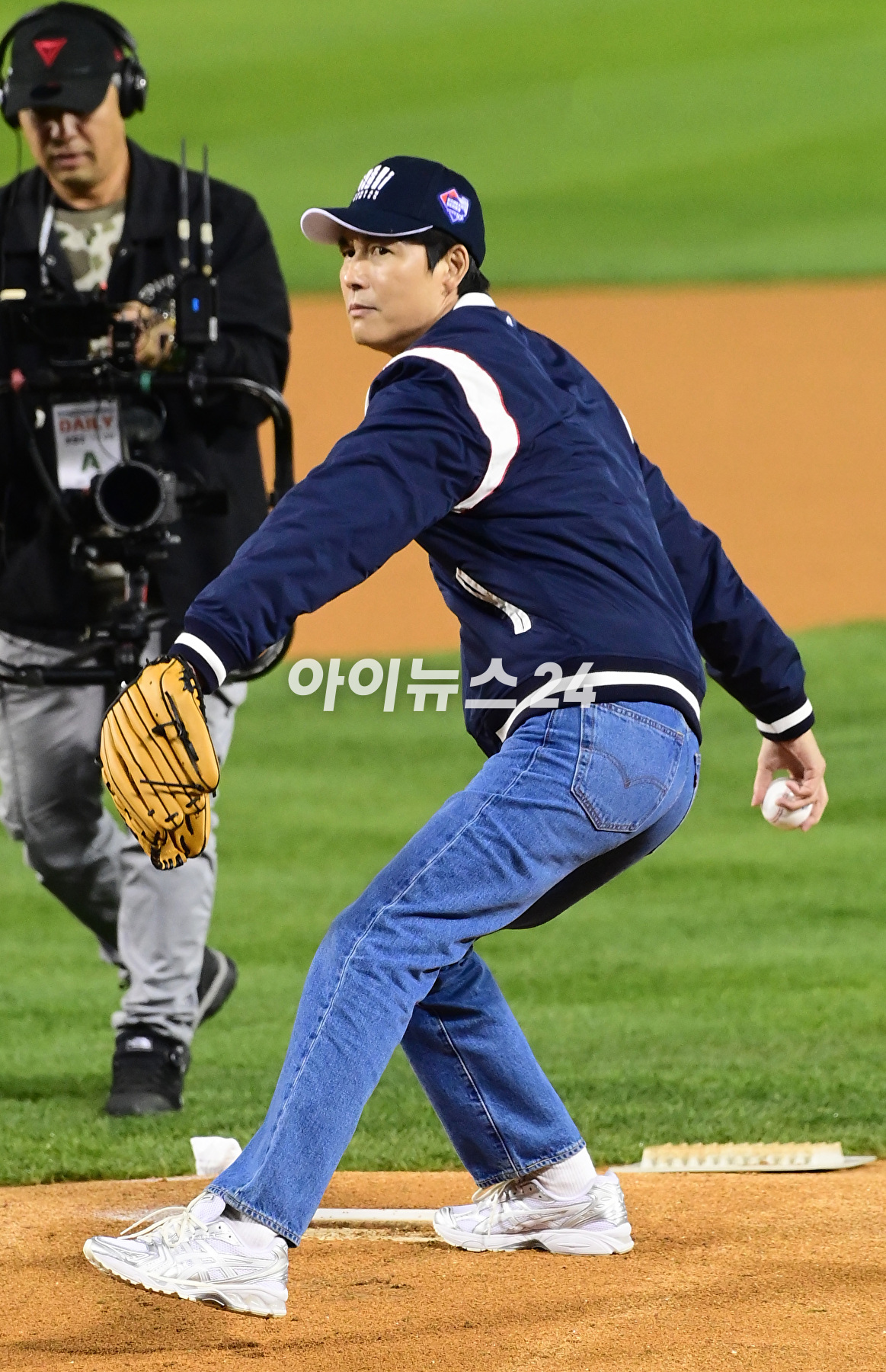 >배우 정우성이 8일 오후 서울 잠실야구장에서 열린 '2023 프로야구 KBO리그' 포스트시즌 한국시리즈 2차전 LG 트윈스와 kt 위즈의 경기에서 시구자로 참석하고 있다. [사진=정소희 기자]