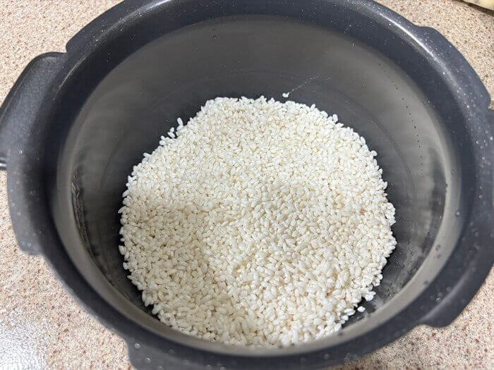 찹쌀이 담긴 밥솥