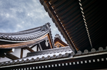 성당과 절, 그 너머의 고요: 관광지가 아닌 종교 유산의 본래 자리로