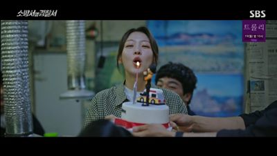 케이크의 촛불을 불고 있는 송설의 모습입니다.