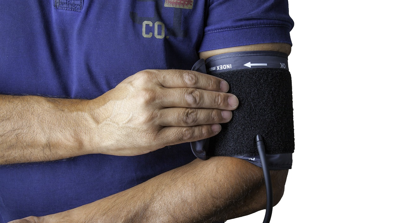 혈압을 측정하는 모습