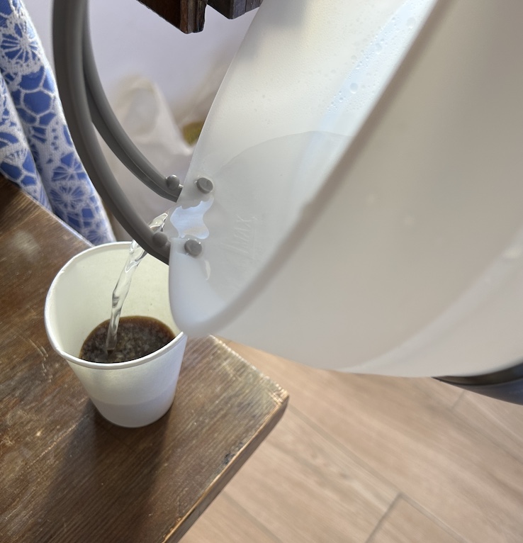 커피물을타는사진