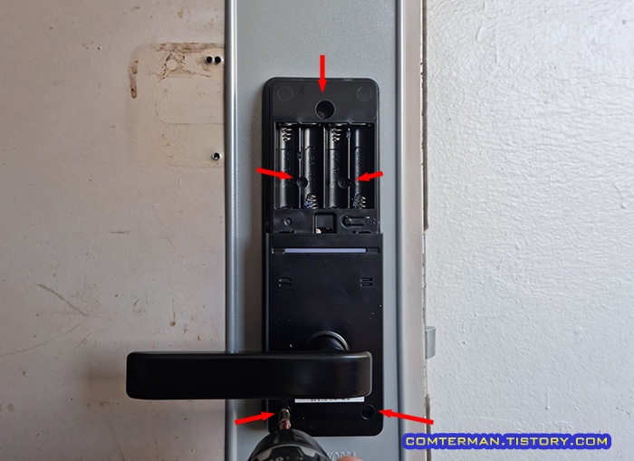 코맥스 손잡이 도어락 내부 몸체 고정 나사