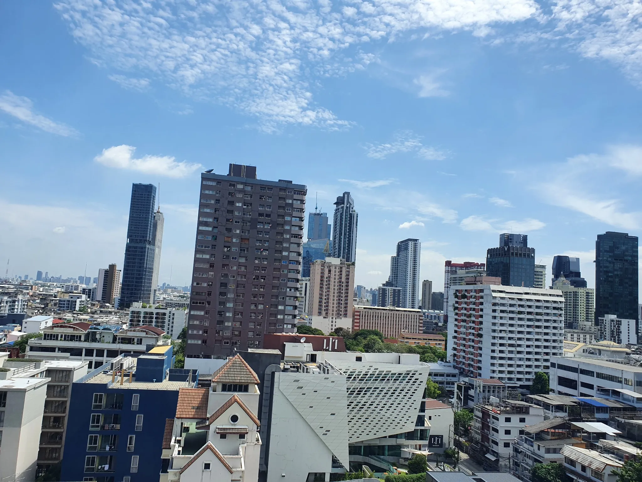 이비스 호텔에서 바라본 방콕 도심의 고층 빌딩과 맑은 하늘 풍경