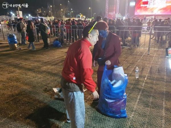 시민들이 자발적으로 쓰레기를 치우고 있다. ⓒ김진흥