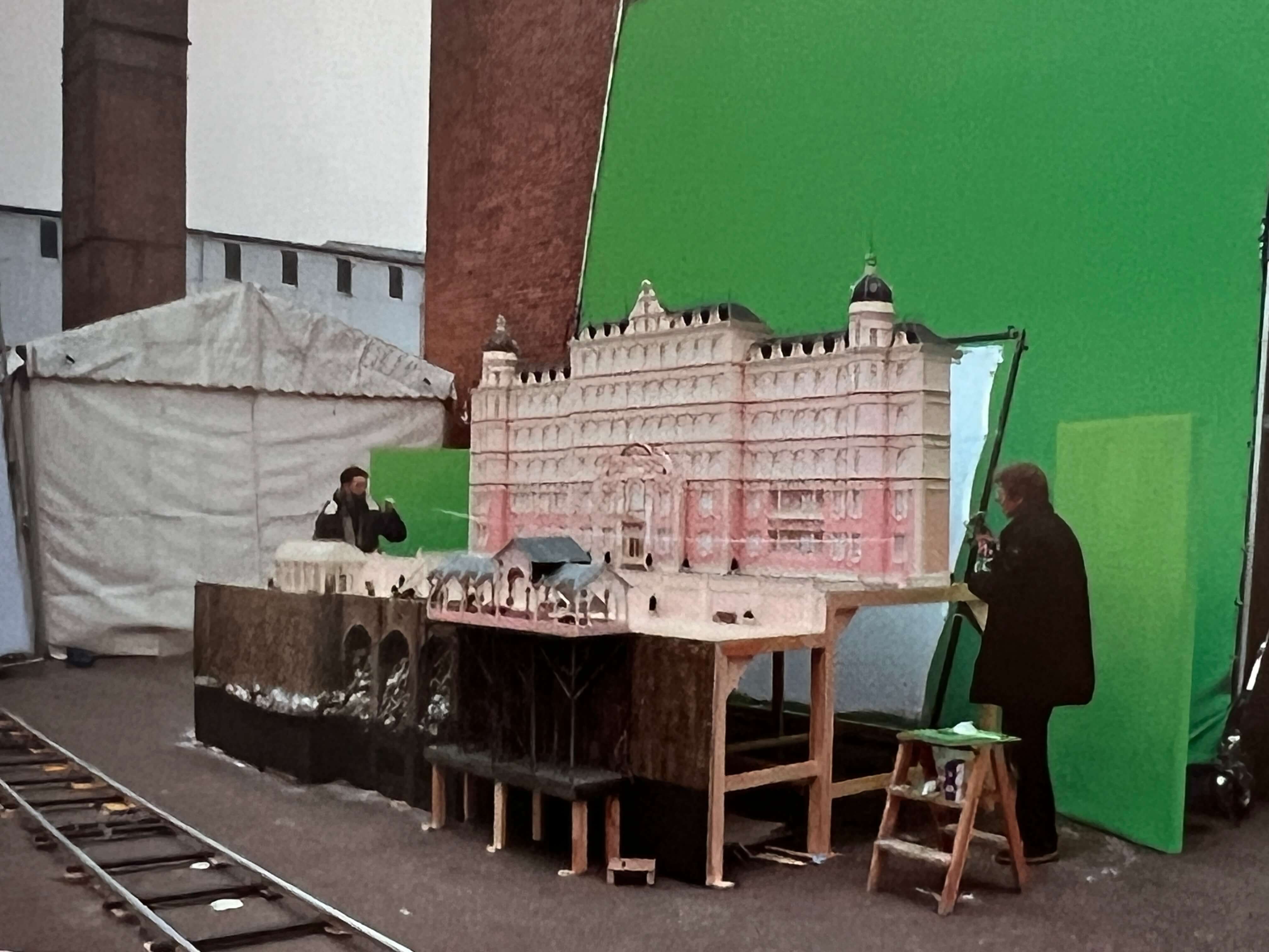 그랜드부다페스트 호텔의 외관 미니어처 작업 중