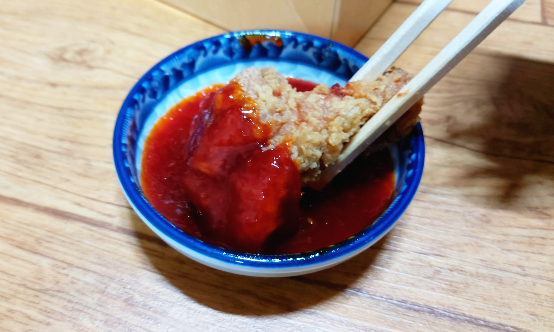 치킨+양념소스 BHC 후라이드 치킨에 양념소스를 묻힌다