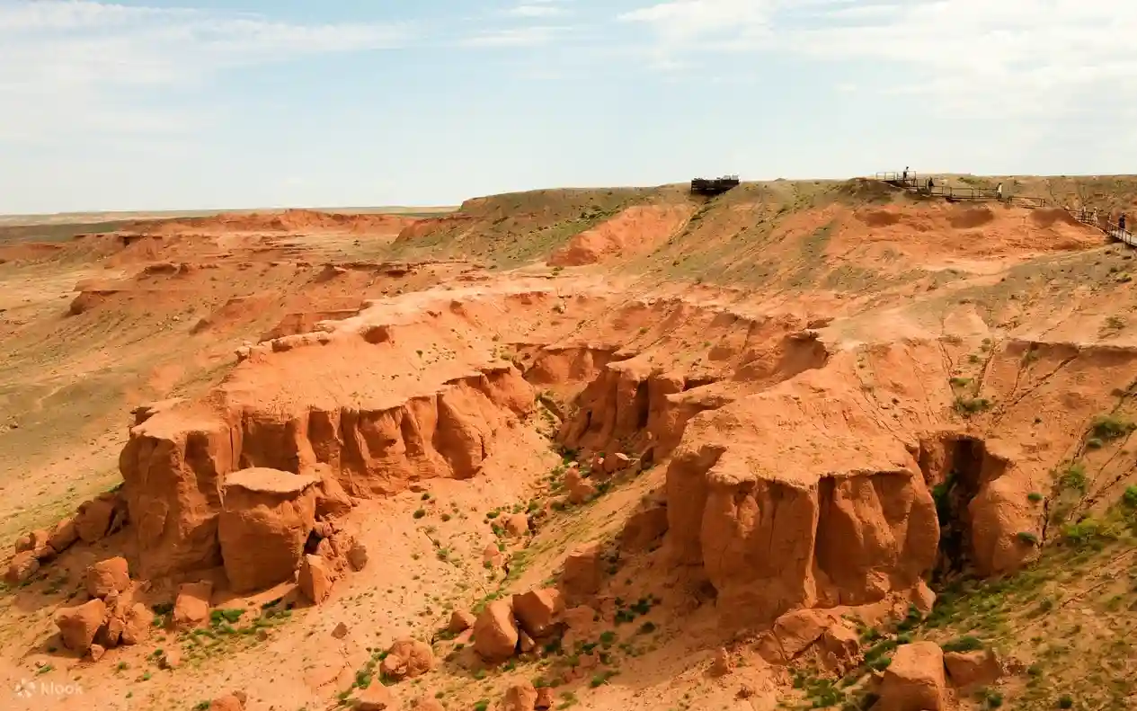 몽골 고비사막 프라이빗 투어 일정 중 방문하는 차강 소브라가의 웅장하고 붉은 절벽 풍경