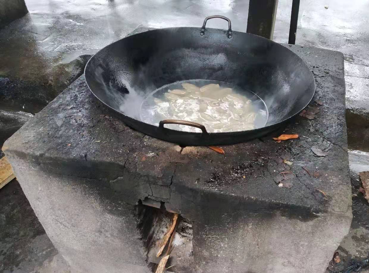 센 불에 제육볶음 볶는 모습