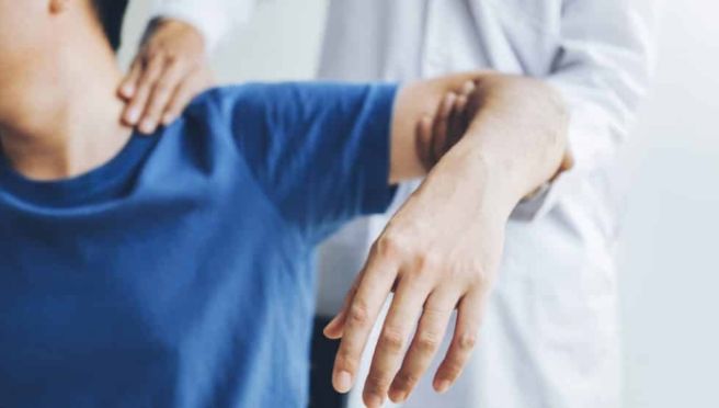 어깨가 아픈 이유