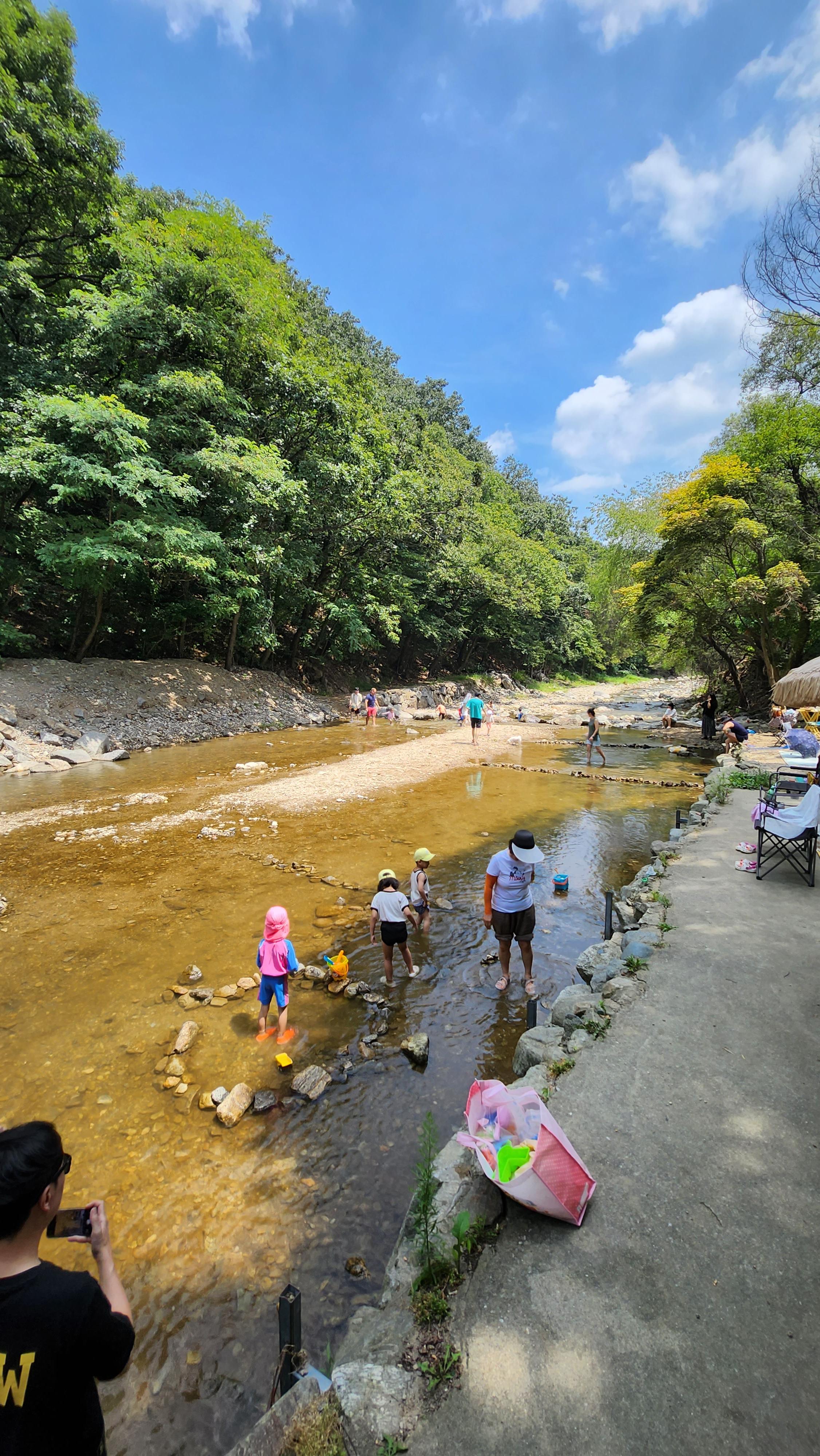 개울테라스 계곡에서 놀고있는 아이들