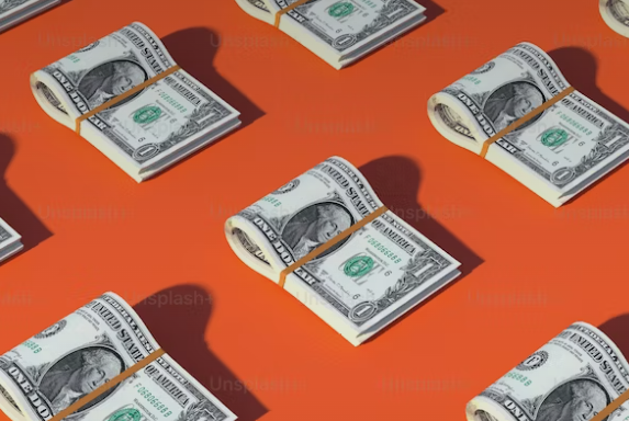 가압류-대상인-임금이-책상위에-정리되어-있다