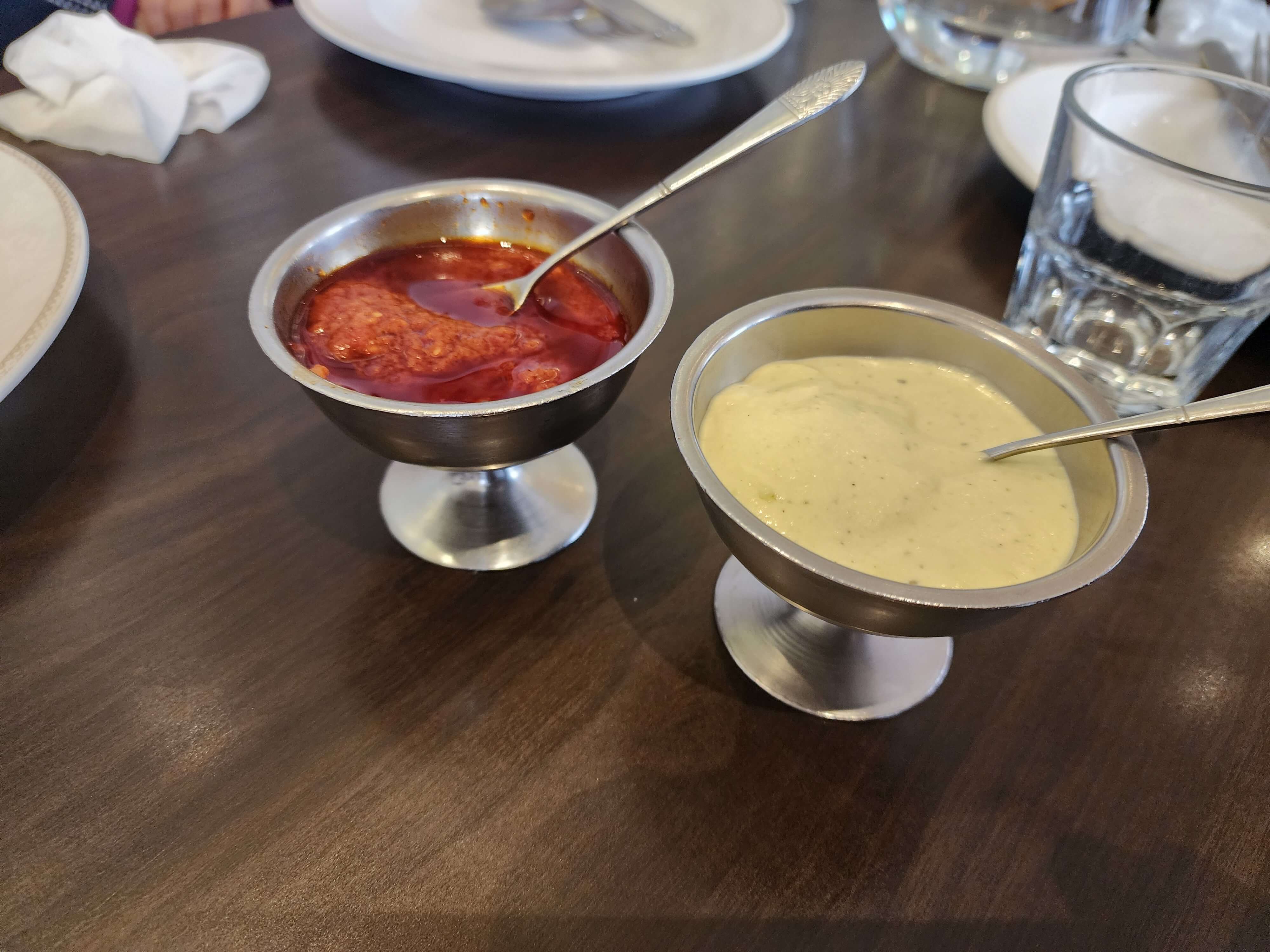 마요네즈맛의 소스와 고추기름같은 매운 소스