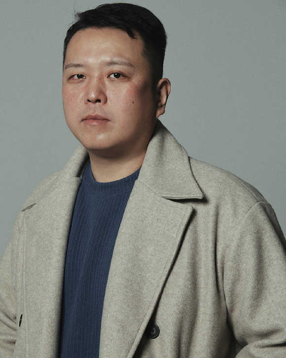 이창희 감독이 넷플릭스 시리즈 '살인자ㅇ난감' 인터뷰에 앞서 포즈를 취하고 있다. [사진=넷플릭스]
