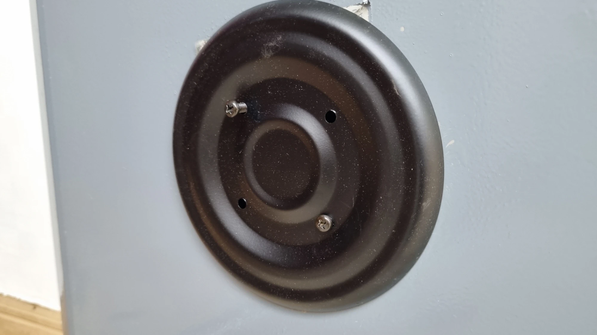 현관문 방범 커버 고정하는 모습