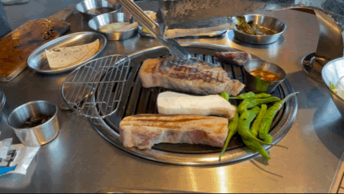 별돈별 - 직원 그릴러가 흑돼지 굽는 영상