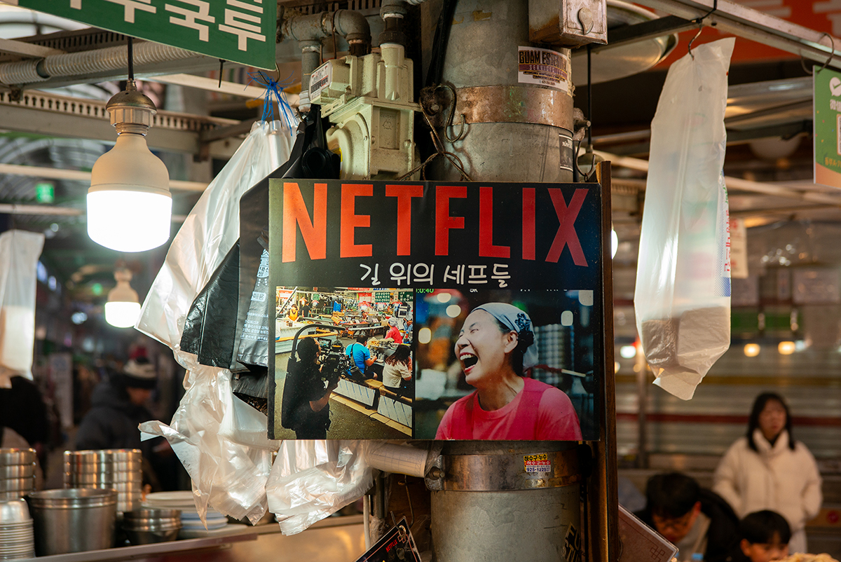 라이카 M-P 240으로 촬영한 시장 풍경과 넷플릭스 포스터 스냅 사진