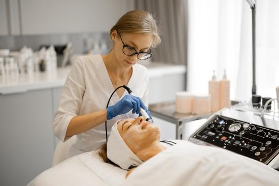 가성비 좋은 피부과 시술 TOP 7 : 적은 비용으로 큰 효과 누리기