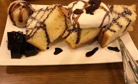 빵과 아이스크림이 흰색 접시위에 올려져 있다.