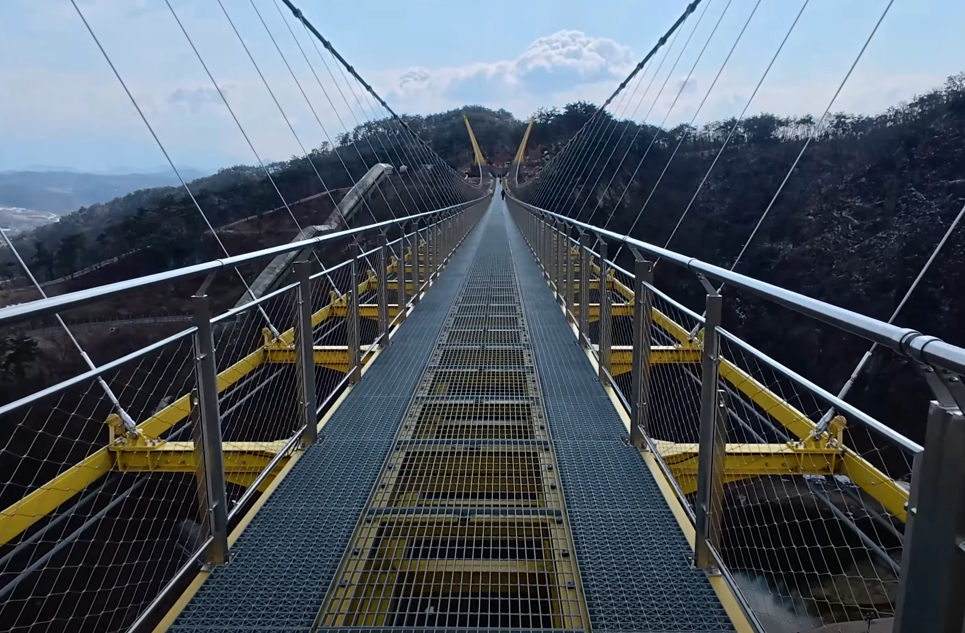 소금산의 울렁다리는 바닥이 송송 뚤려 있어서 스릴도 있고 시원하기도 합니다.