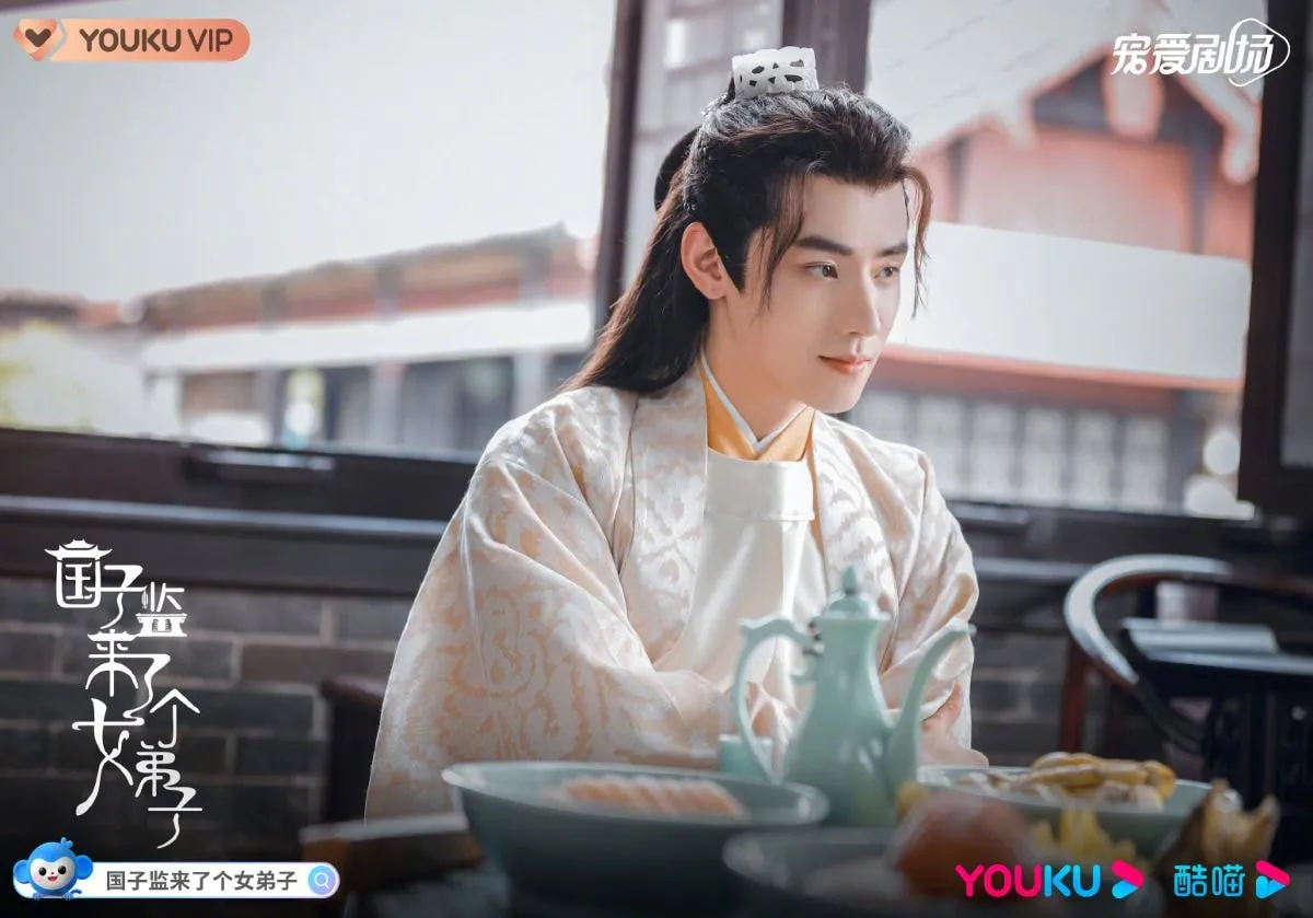 술상앞에서-미소짓고있는-탁문원-임호