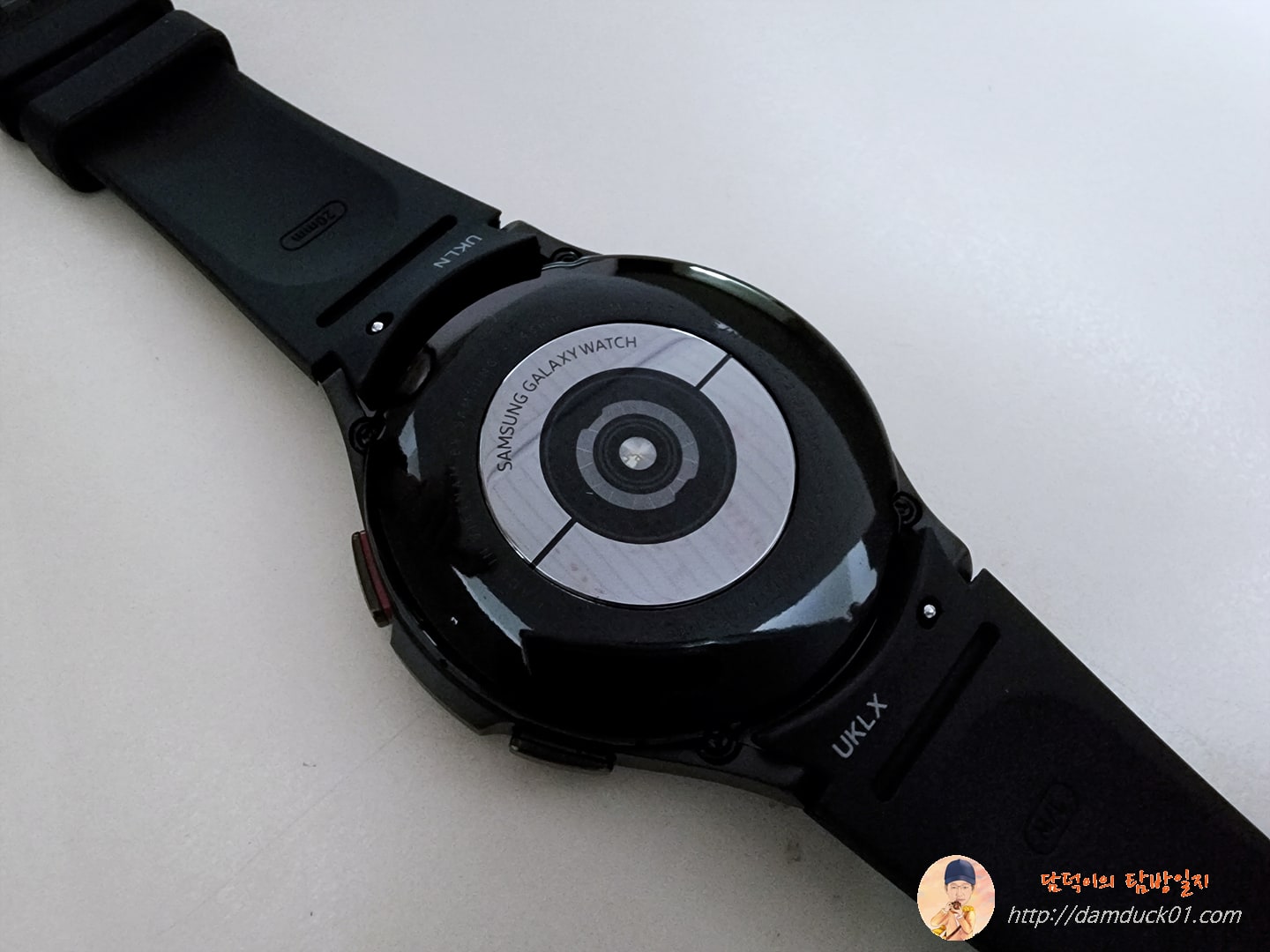 갤럭시 워치4 클래식 전기 생체 센서와 광학 심박 센서