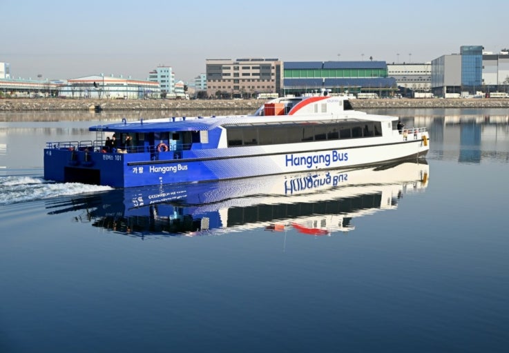한강버스, 서울시민의 출퇴근 책임지다 - 한강을 달리는 새로운 대중교통 관련 사진