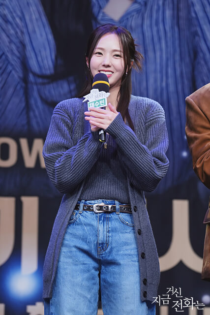 배우들의-제작-발표회-사진입니다.