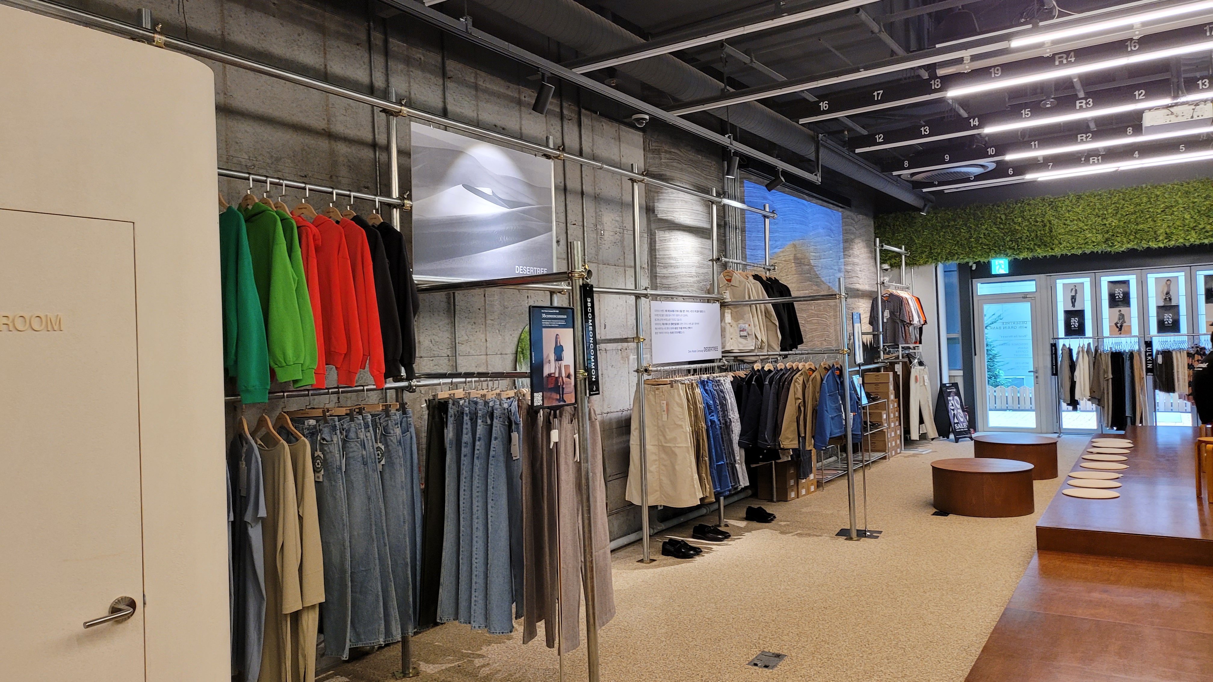 매장 전경 중 옷 매대