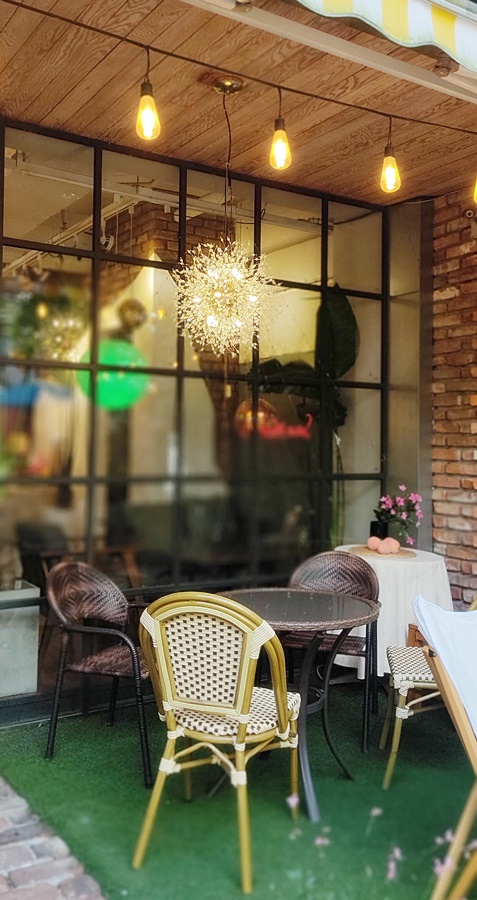 테이블과 눈꽃같은 조명