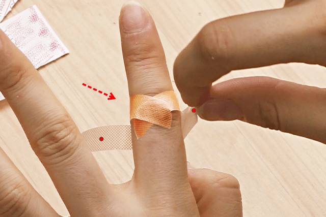 반창고 안떨어지게 붙이는법,발목 밴드 붙이는법