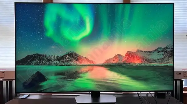 9.녹색 풍경을 보여주는 삼성 QN90C_