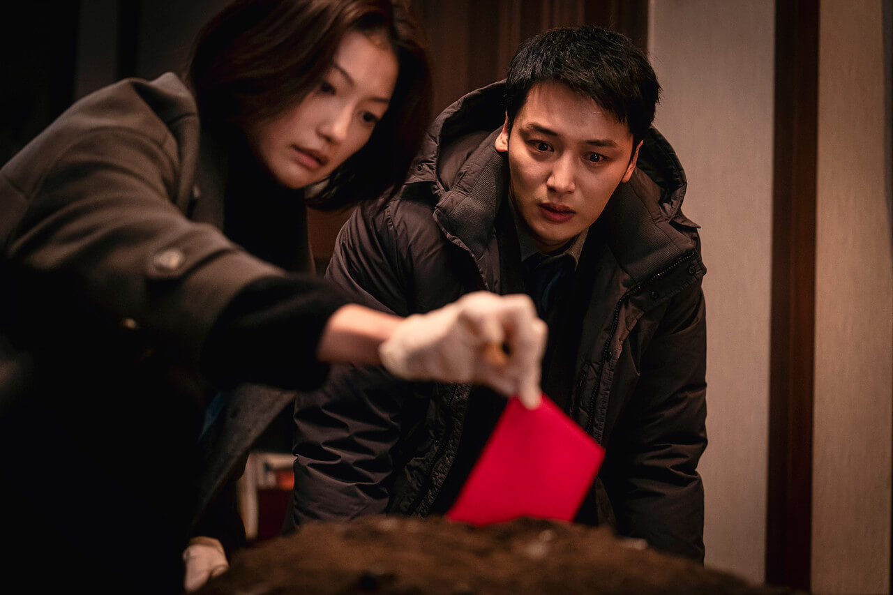 그녀가 죽었다 영화 속 한소라의 주변을 파헤치며 진범을 찾는 형사와 구정태