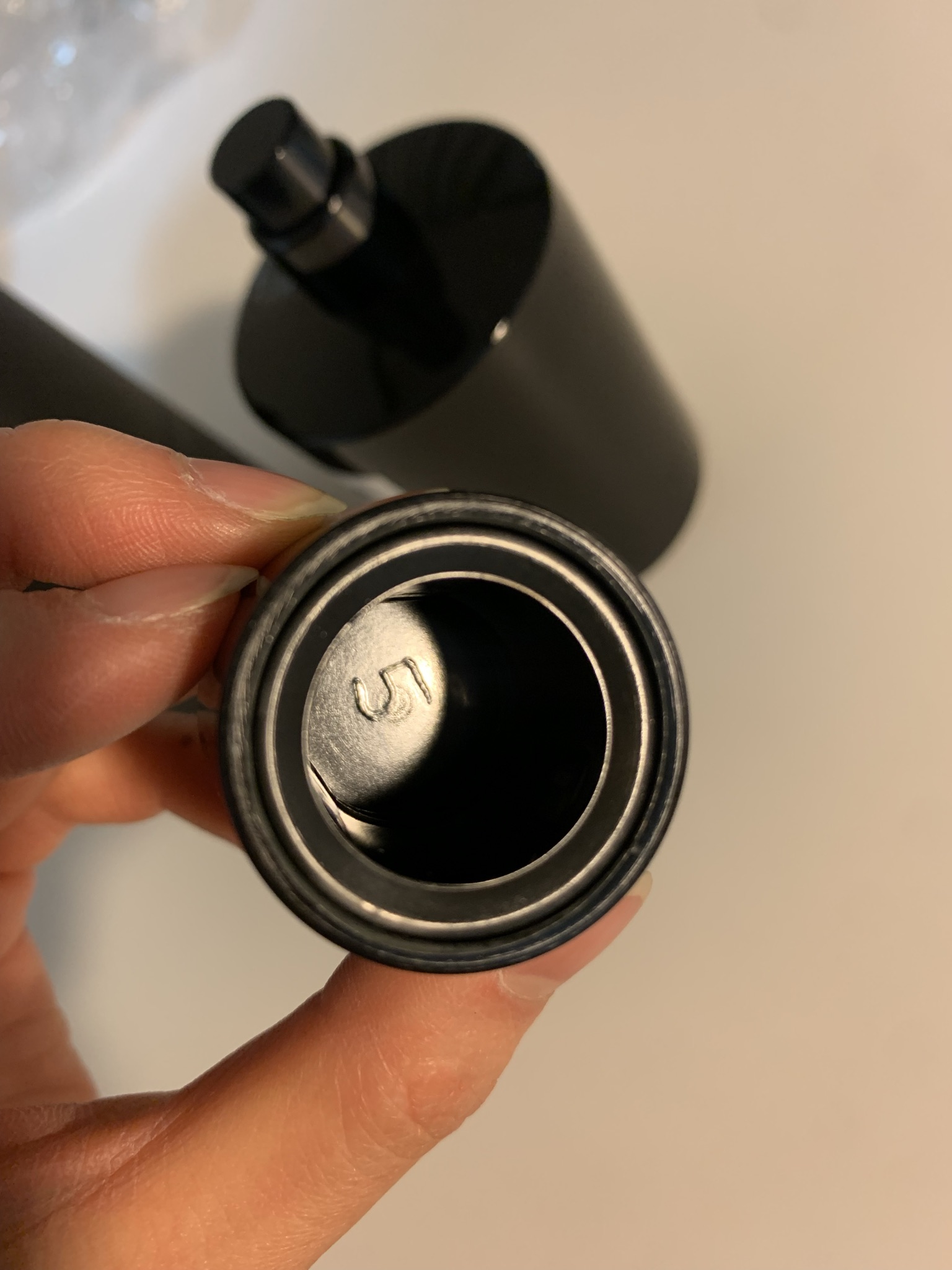 아쿠아디파르마-에센자-우디향수-시트러스우디향수-여름향수-블랙-캡