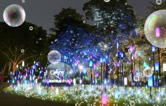 조명 주위로 비눗방울이 날아가고 있는 사진