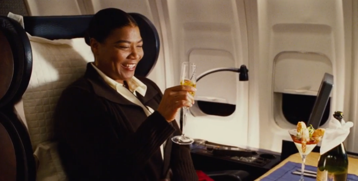 1등석-비행기-안-미소짓는-조지아