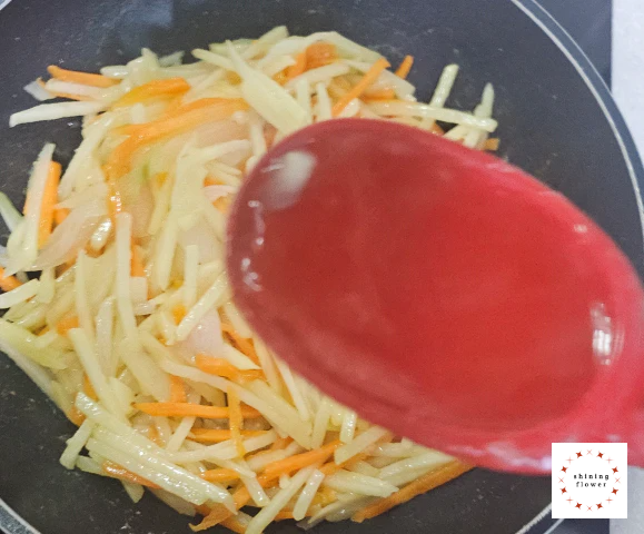 감자채볶음-물 한 수저 넣기