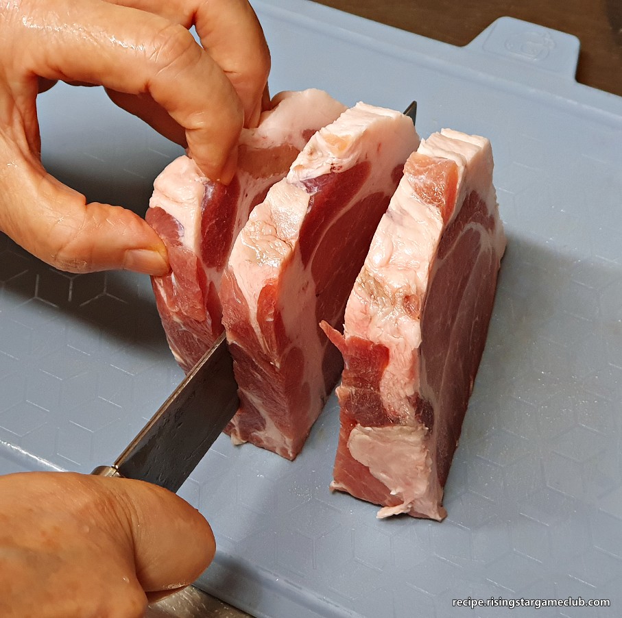돼지고기 카레라이스에 들어갈 고기 덩어리를 삼등분하는 사진