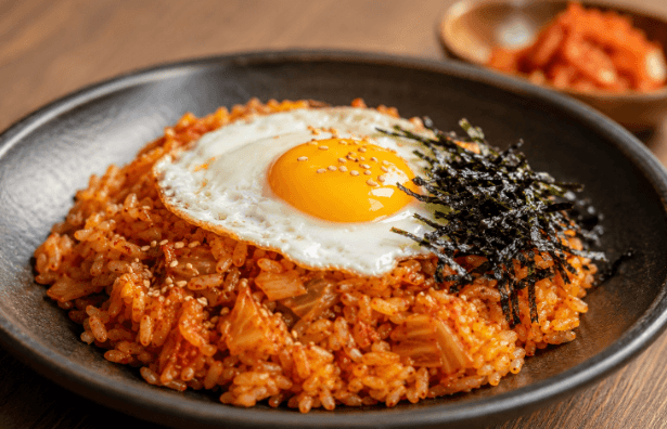 반숙 계란후라이가 올려진 김치볶음밥